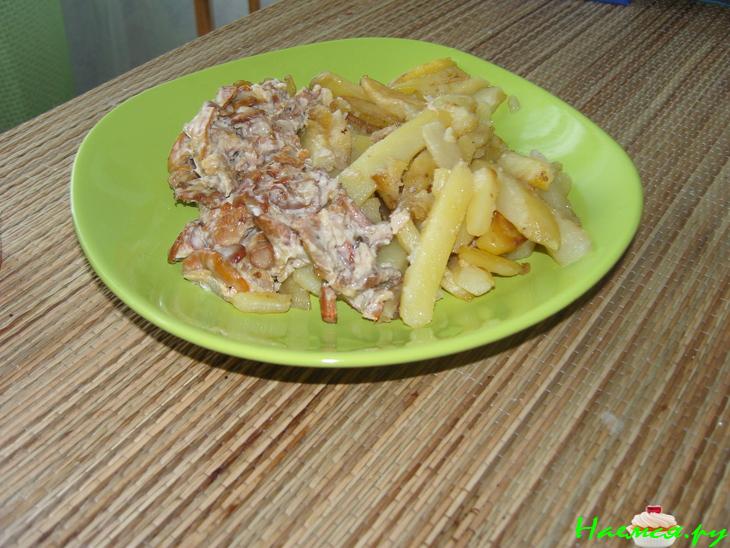 Лисички в сметане с картошкой
