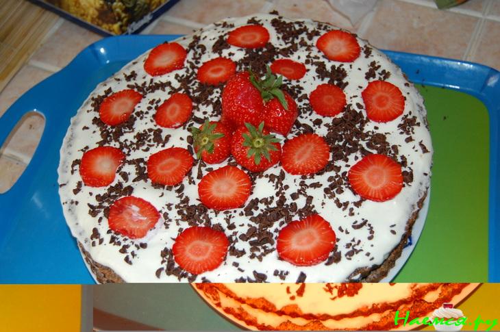 Торт маковый с клубникой