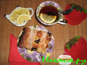 Пирог с яблоком, айвой и черносливом