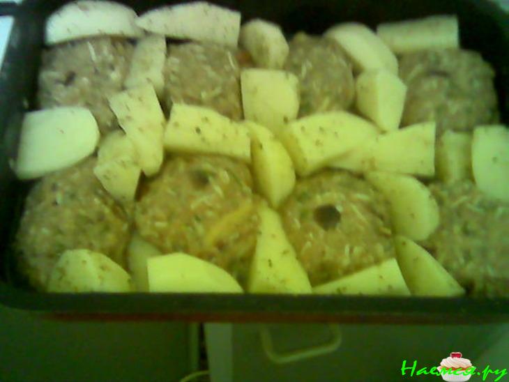 Бифтеки (котлеты) с картофелем в духовке