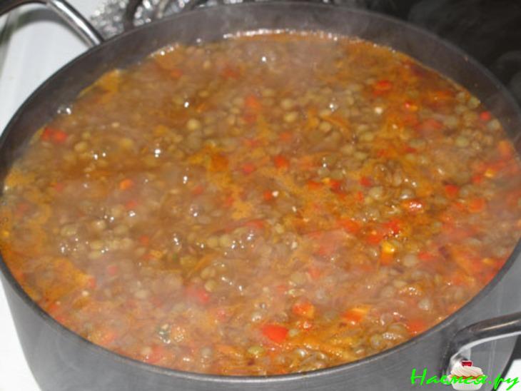 Чечевичный густой суп с овощами, лимонным соком и чесноком