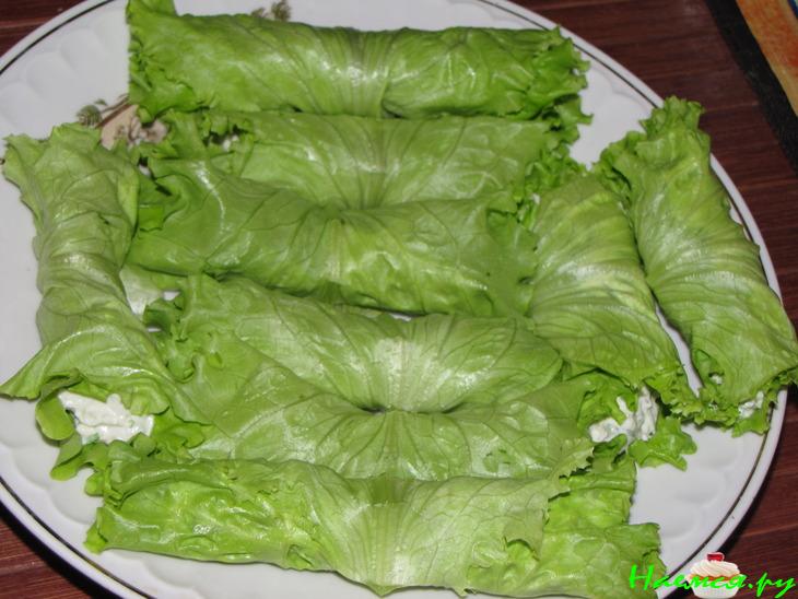 Рулетики из салата с сыром и орехами