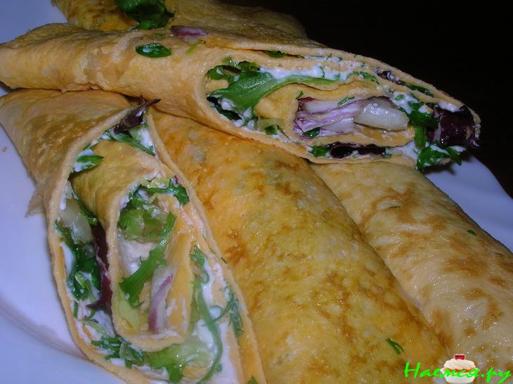 Рулеты-омлеты с творожным сыром и листовым салатом