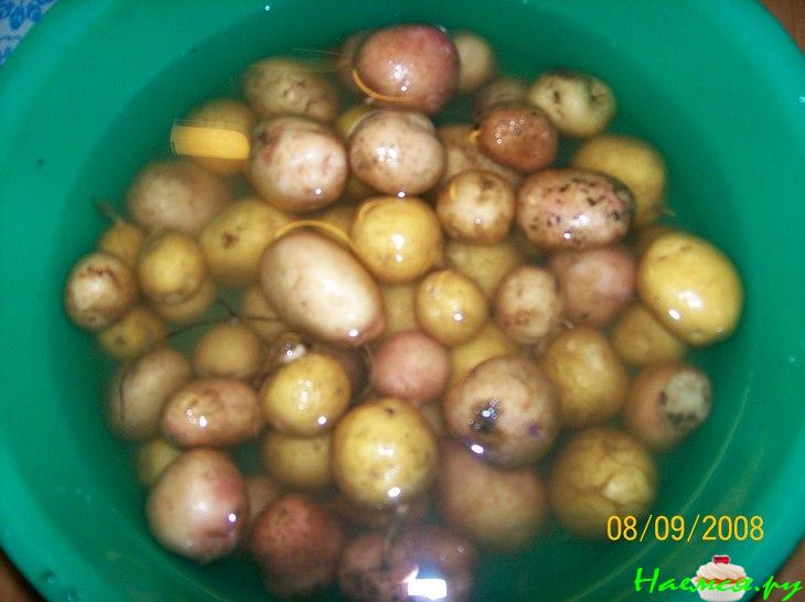 Молодой картофель, жаренный целиком