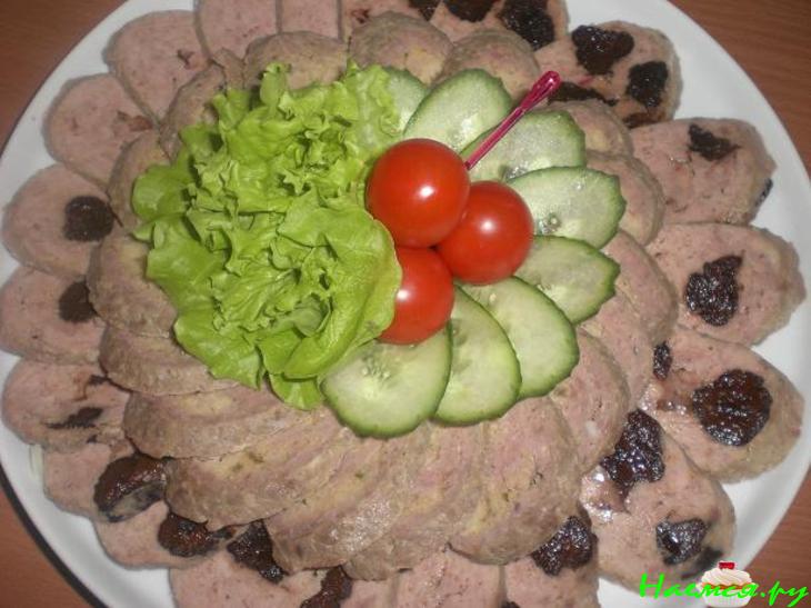 Рулет из индейки с черносливом