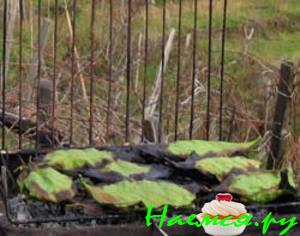 Мясо в лимонных листьях