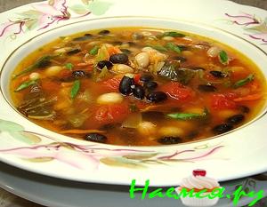 Супчик постный с белой и чёрной фасолью, перчиком чили и помидорами