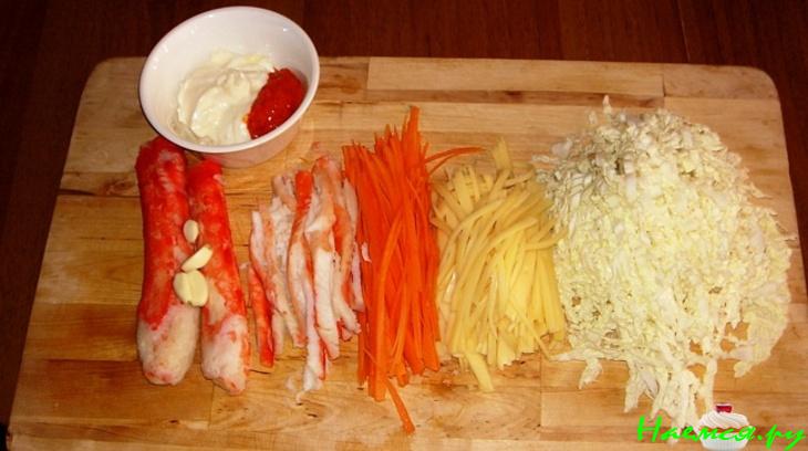 Салат с крабами, китайской капустой и сыром