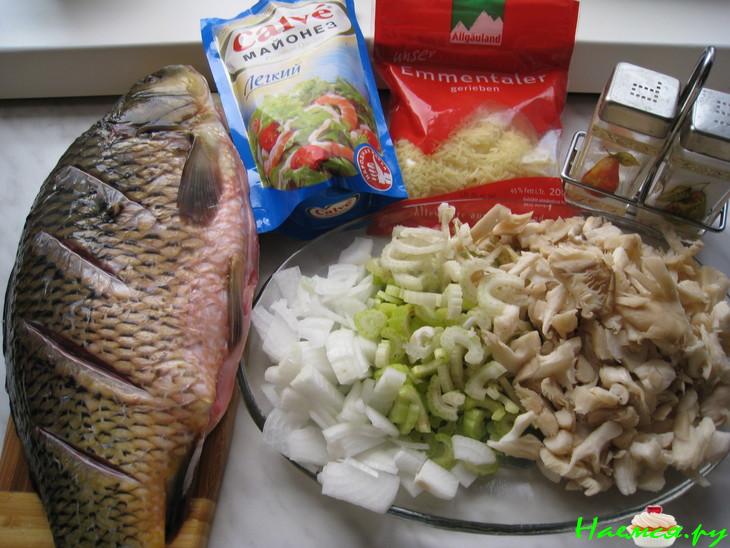 Сазан запеченный с грибами и сельдереем Сазан запеченный с грибами и сельдереем