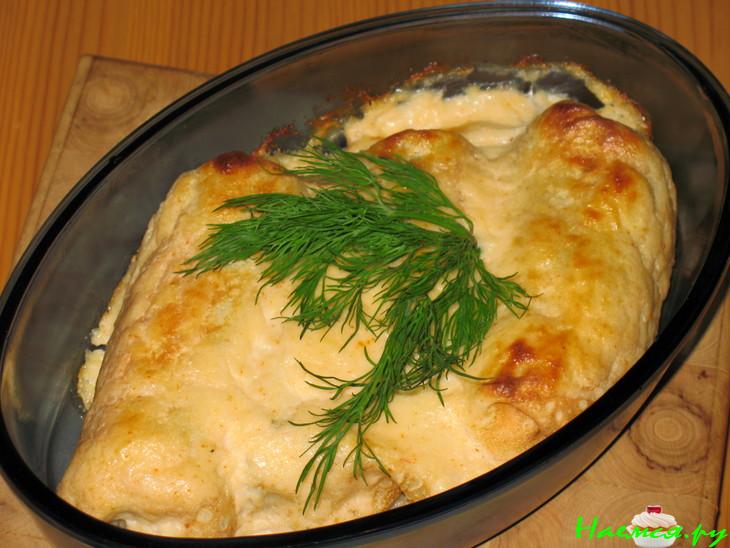 Блинчики с лососем и шпинатом в креветочном соусе