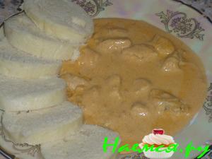 Быстрая курица на красном перце с кнедликом