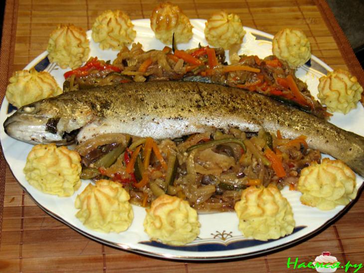 Запечённая форель с маринованными овощами