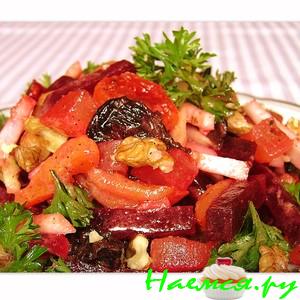 Салат с горчицей и сухофруктами