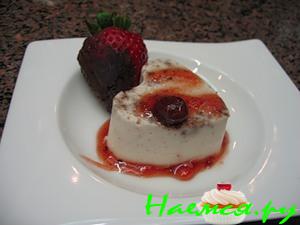 Панна кота с клубникой в шоколаде