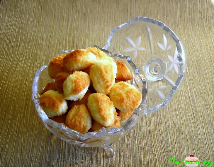 Кокосовое печенье в чаю Кокосовое печенье в чаю