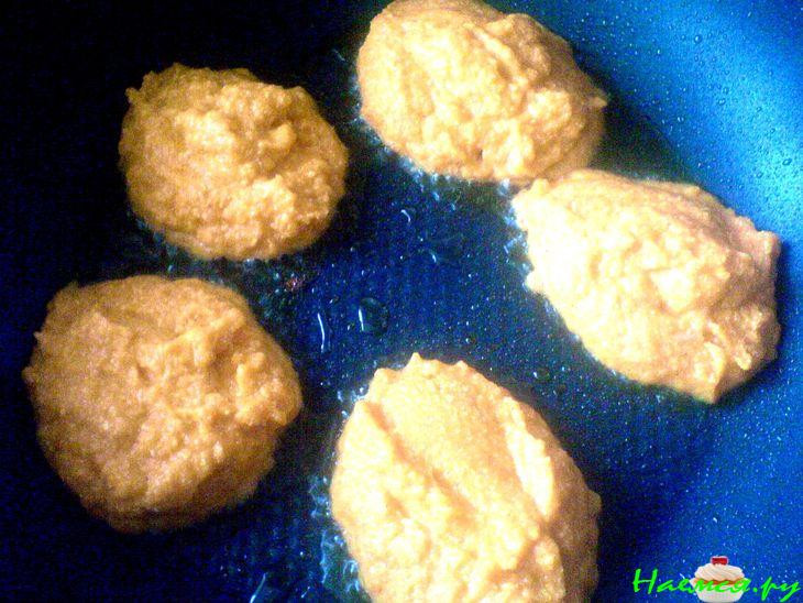 Творожники морковные с яблочным гарниром