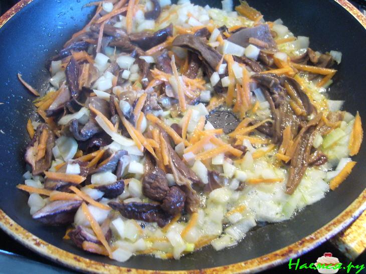 Рассольник с белыми грибами и печенью