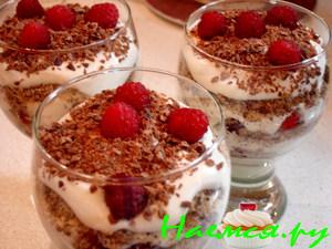 Десерт с малиной и взбитыми сливками