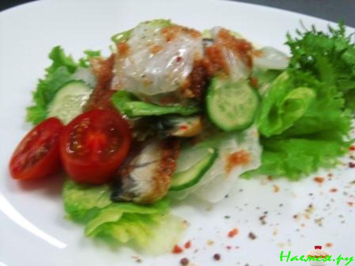 Салат с копченой рыбой в икорном соусе Салат с копченой рыбой в икорном соусе
