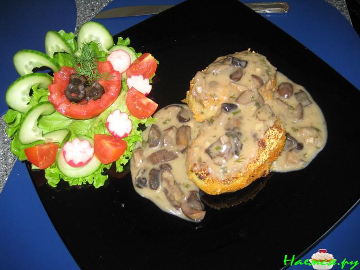 Картофельные котлеты с грибным соусом