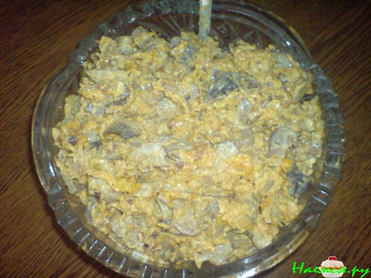 Салат из печени с маринованными грибами