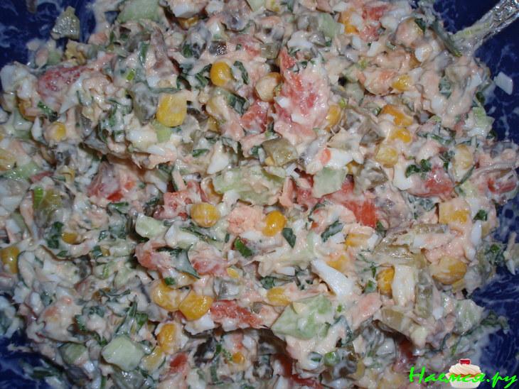 Рыбный салат (слабосоленая форель и горбуша горячего копчения)