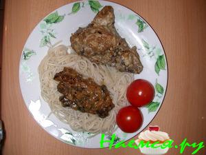 Курица с грибами со сметаной