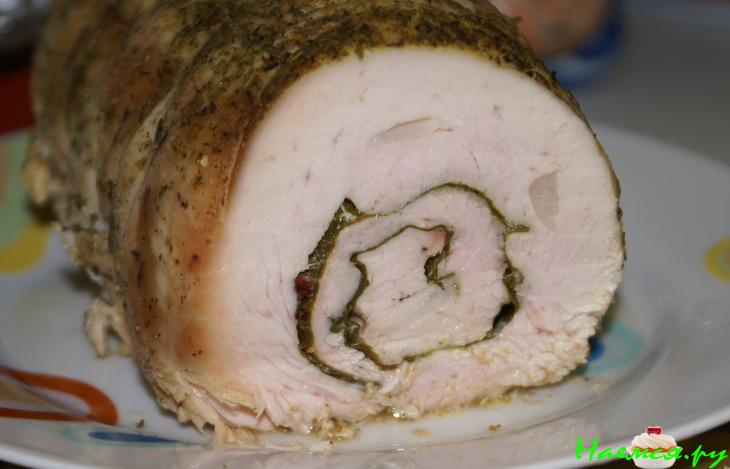 Рулет из индейки с чесноком и свекольными листьями Рулет из индейки с чесноком и свекольными листьями