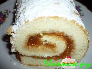 Рулет бисквитный с яблочным повидлом