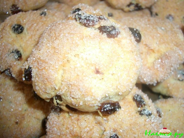 Сахарное печенье на сметане с изюмом