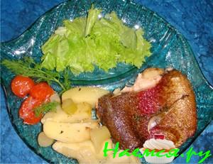 Форель, запеченная с чесночным картофелем и фенхелем