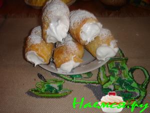 Слоеные трубочки и три вида крема