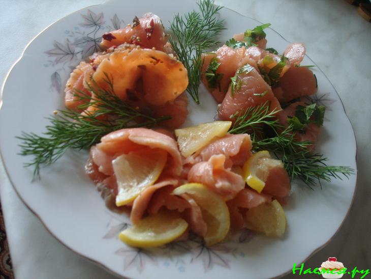 Подача красной рыбки домашнего посола