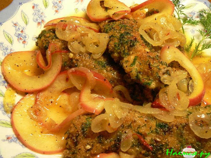 Филе форели с яблоками в пикантной панировке