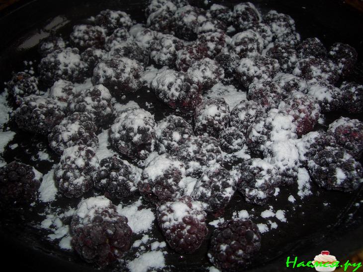 Шоколадный пирог с ягодами