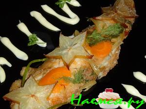 Рыба, запеченная под соевым соусом с карамболой