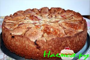 Ореховый пирог со сливами