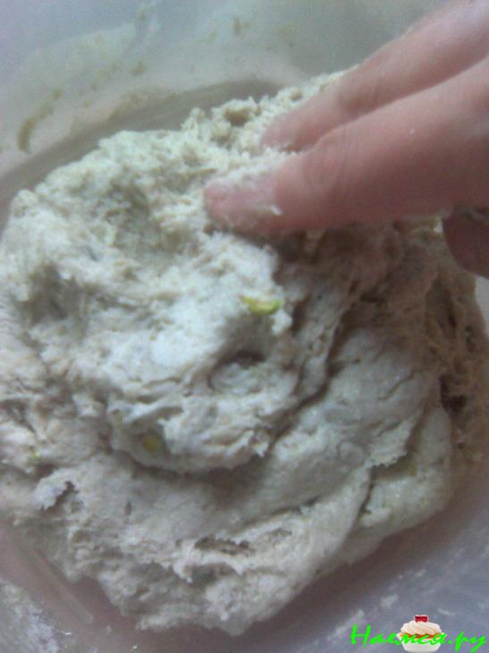 Ржаной хлеб на соде с семечками, изюмом и фисташками