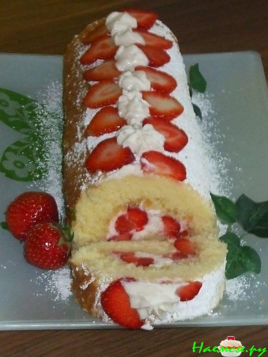 Бисквитный рулет с клубникой