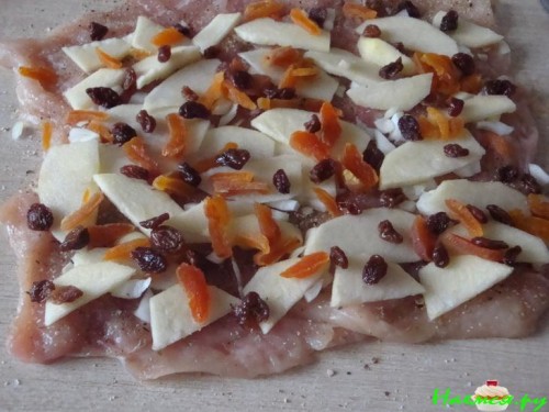 Куриный рулет с яблоками и сухофруктами