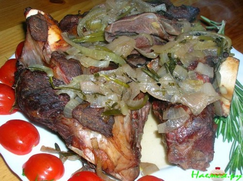 Баранья лопатка с травами в шафранном соусе