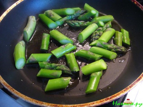 Теплый салат со спаржей и морским коктейлем