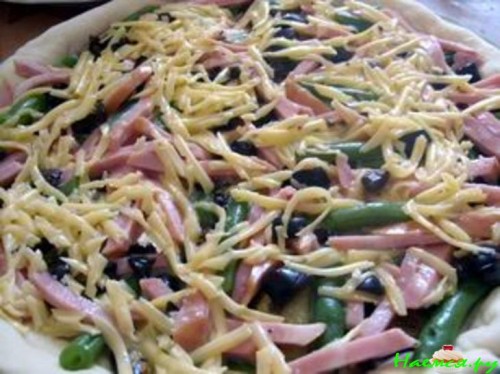 Ароматный пирог с баклажанами, зеленой фасолью и ветчиной