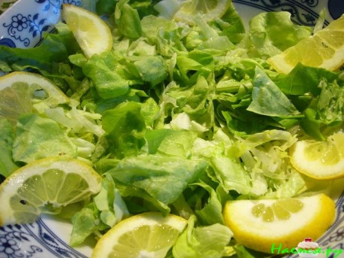 Теплый салат со спаржей и морским коктейлем