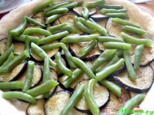 Ароматный пирог с баклажанами, зеленой фасолью и ветчиной