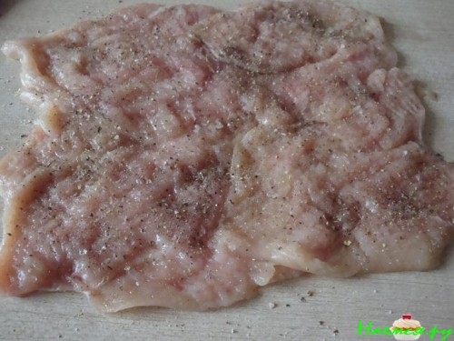 Куриный рулет с яблоками и сухофруктами