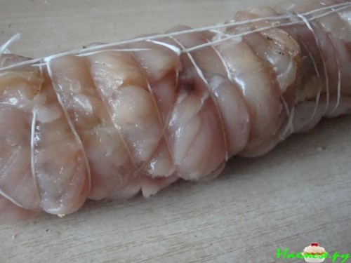 Куриный рулет с яблоками и сухофруктами