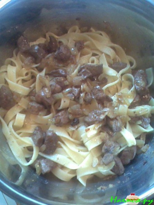 Фаршированная утка домашней лапшой и печенкой