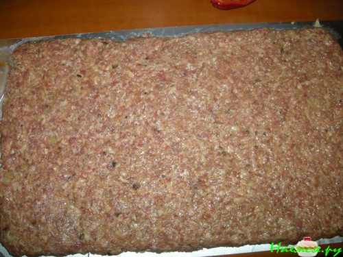 Мясной рулет с макаронами, болгарским перцем и сыром