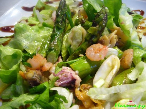 Теплый салат со спаржей и морским коктейлем